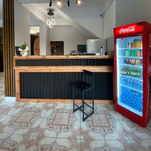 Endüstriyel Stil Masif Ahşap ve Oluklu Metal Tasarım Karşılama Bankosu - Görsel 3