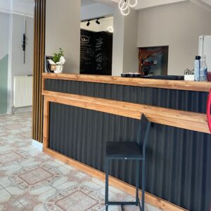 Endüstriyel Stil Masif Ahşap ve Oluklu Metal Tasarım Karşılama Bankosu - Görsel 1