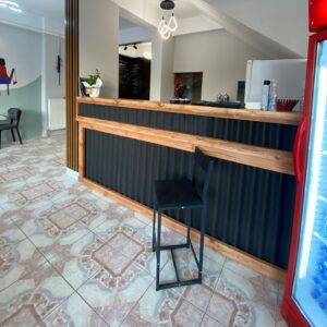 Endüstriyel Stil Masif Ahşap ve Oluklu Metal Tasarım Karşılama Bankosu - Görsel 7