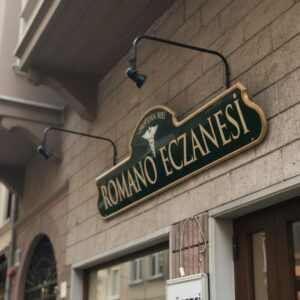 Özel Tasarım Ahşap Eczane Tabelası - Retro & Vintage Görünümlü Kabartma Tabela - Görsel 6