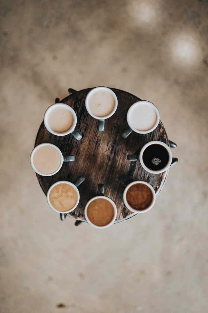 Ahşap cafe masa ve sarkıt aydınlatma modelleri
