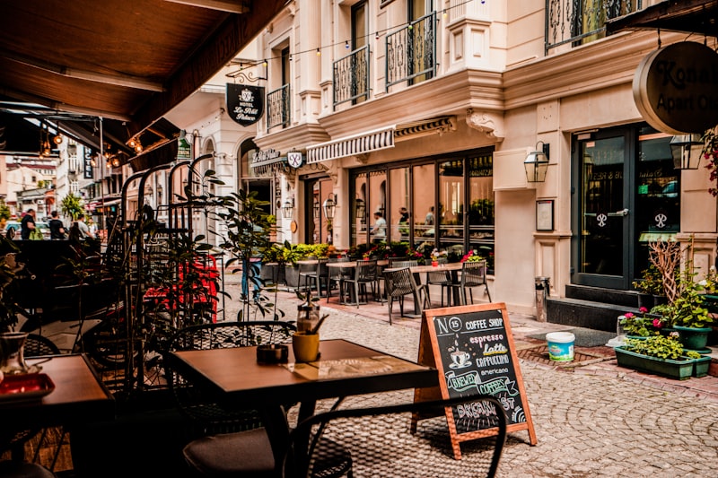 Cafe pencere kenarı ahşap masa ve tabure dekorasyonu