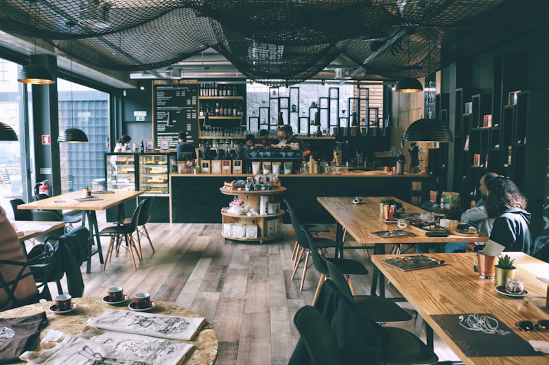 Endüstriyel cafe tasarımı ve masif ahşap banko dekorasyon fikirleri